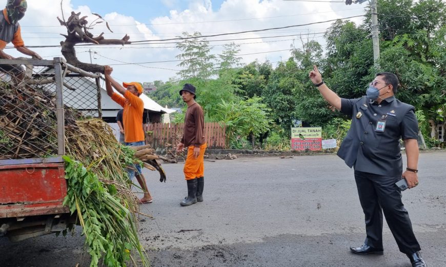 Pastikan Selokan tak Tersumbat Pasca Hujan, Tim DLH Parepare Turun Lakukan Pembersihan